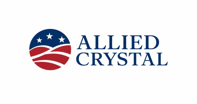 Логотип Allied Crystal: круг с синим верхом, тремя белыми звездами и красно-белыми волнистыми линиями, рядом надпись Allied Crystal синим шрифтом.