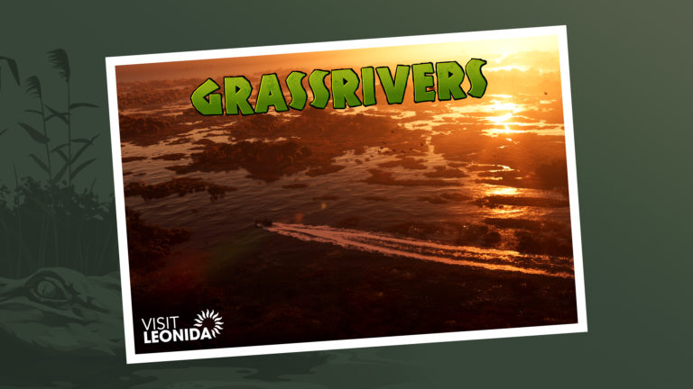 Закат над болотистой местностью Grassrivers, отражение солнца на воде, след от лодки, логотип Visit Leonida.