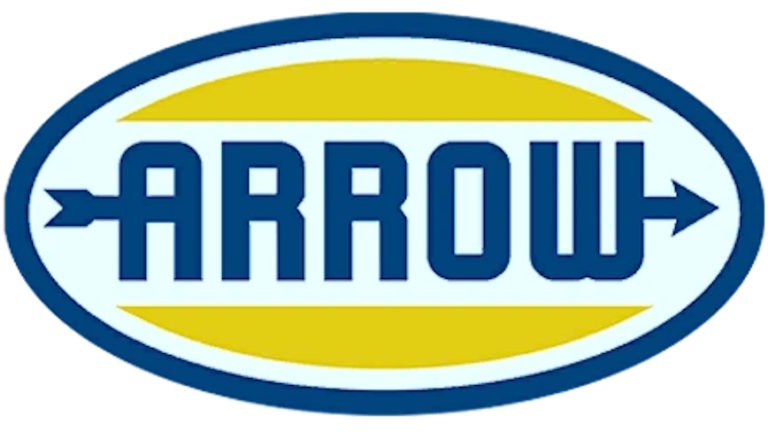 Логотип в виде овала с синим контуром, внутри которого слово ARROW написано крупными синими буквами, стилизованными под стрелы, на светлом фоне с жёлтыми элементами сверху и снизу.
