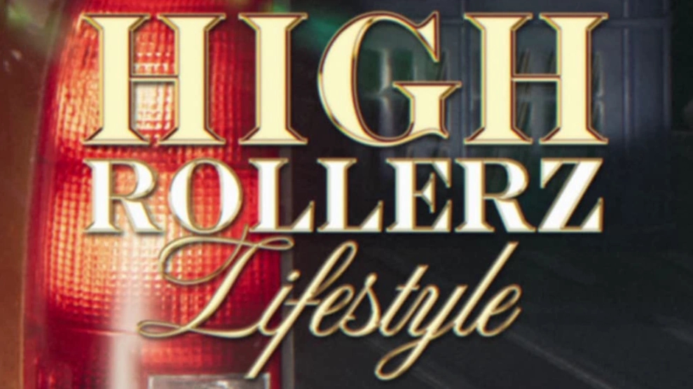 Текст High Rollerz Lifestyle крупно на фоне заднего фонаря автомобиля, стильный шрифт, акцент на роскошном образе жизни.