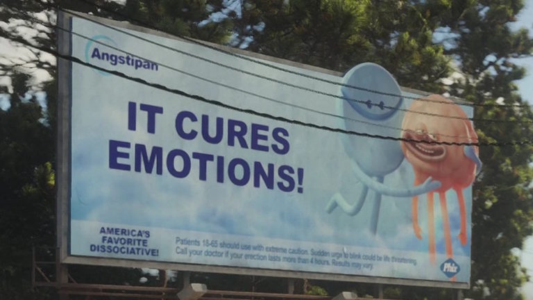 Рекламный билборд с надписью IT CURES EMOTIONS! и изображением двух мультяшных персонажей, один из которых обнимает другого. На билборде также указано название препарата Angstipan и слоган America's favorite dissociative!