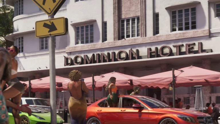 Фасад отеля Dominion Hotel с розовыми зонтами, яркими автомобилями и прохожими на оживленной улице. На переднем плане дорожные знаки и люди в летней одежде.