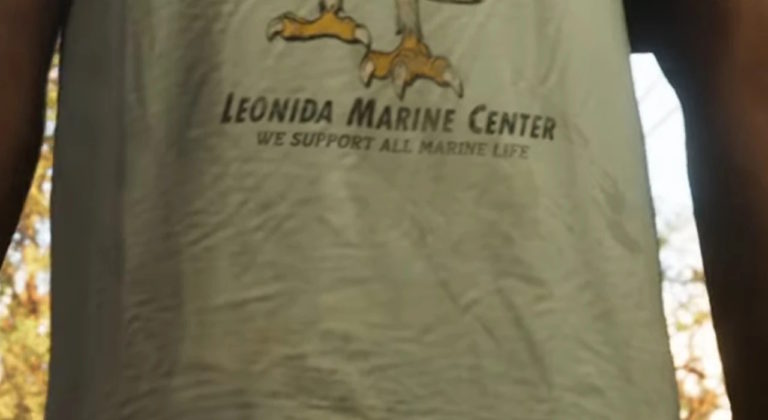 Футболка с надписью Leonida Marine Center и слоганом We support all marine life, изображены лапы морской птицы.