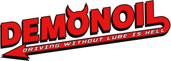 Логотип DEMONOIL с надписью Driving without lube is hell, выполненный в красном цвете. Буква O стилизована с рогами, а нижняя часть логотипа переходит в стрелу. Ключевая фраза: DEMONOIL.