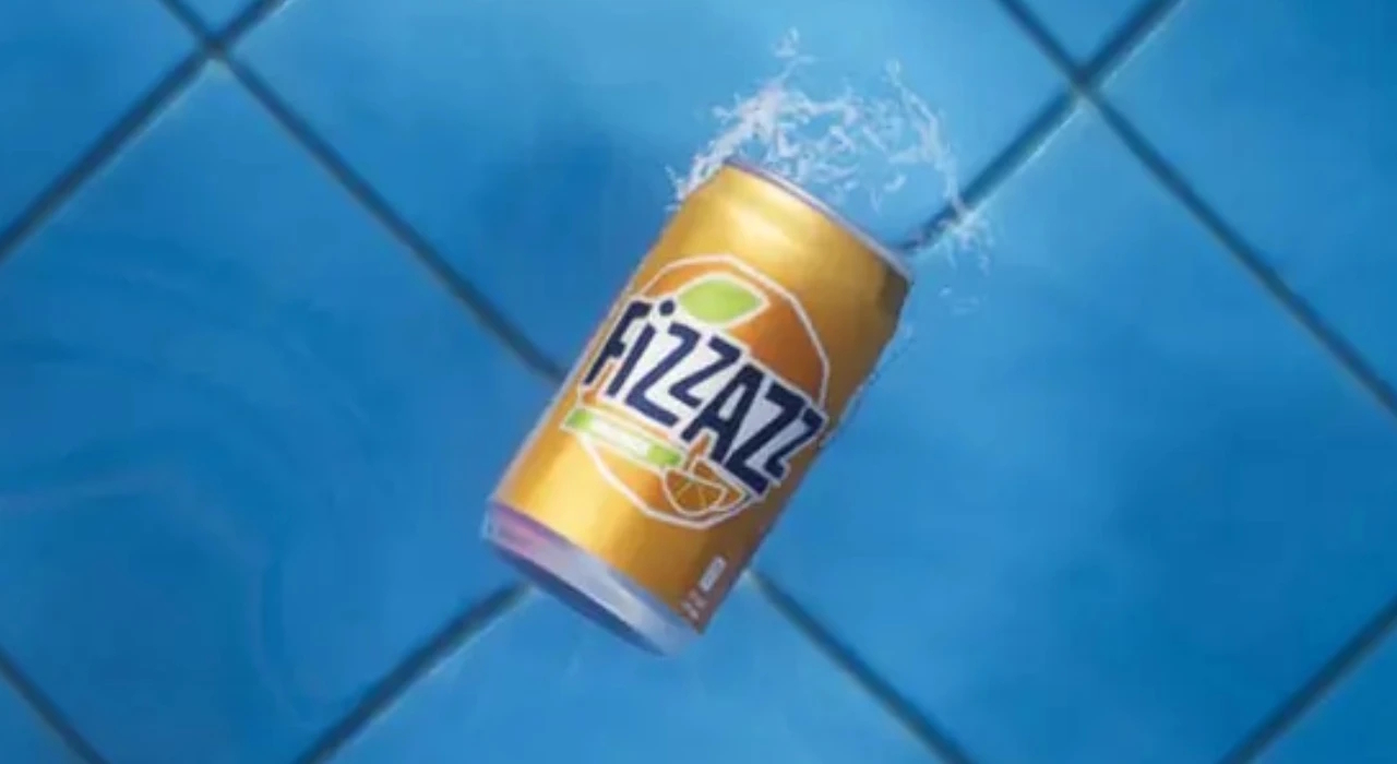 Жёлтая банка газированного напитка Fizzazz с изображением лимона и апельсина падает в воду, создавая брызги на фоне голубой плитки.