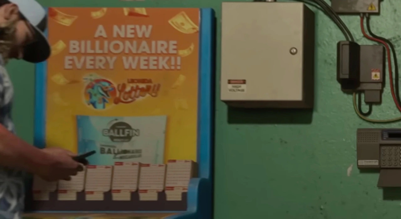 Рекламный плакат лотереи с надписью A NEW BILLIONAIRE EVERY WEEK!! и логотипом Florida Lottery на фоне жёлтых банкнот, рядом электрический щит и человек с телефоном.