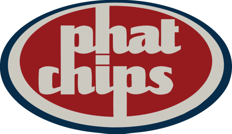 Логотип с надписью phat chips, выполненной крупным бежевым шрифтом на красном овальном фоне с белой и синей окантовкой.