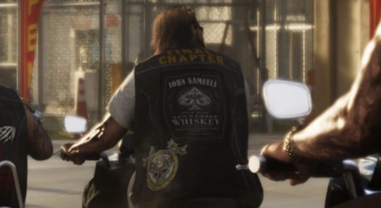 Мотоциклисты в кожаных жилетах с надписями Final Chapter и John Samuels Whiskey едут по городу, отражения в зеркалах, солнечный день.