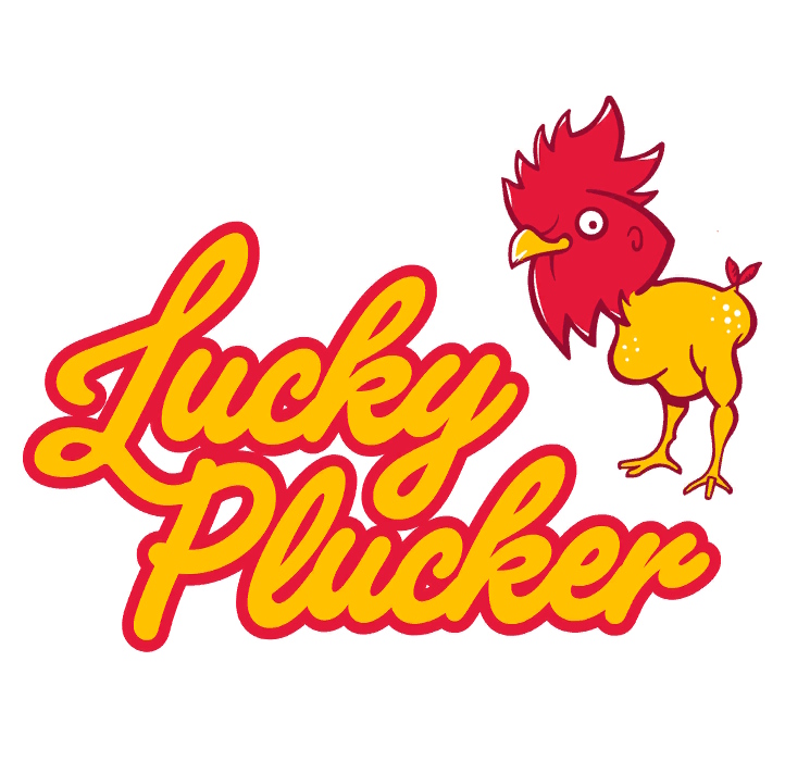 Логотип Lucky Plucker с яркой надписью жёлтого цвета с красной окантовкой и изображением курицы с красной головой и жёлтым телом. Ключевая фраза: Lucky Plucker.