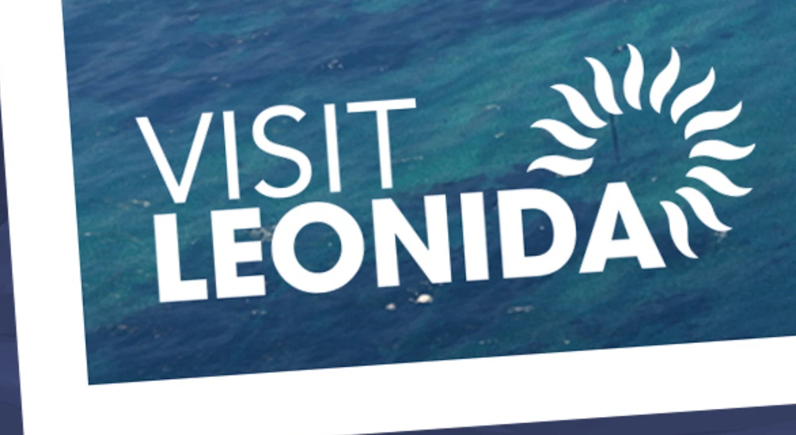 Рекламный плакат с надписью VISIT LEONIDA на фоне морской воды, рядом стилизованное изображение солнца. Ключевая фраза: VISIT LEONIDA.