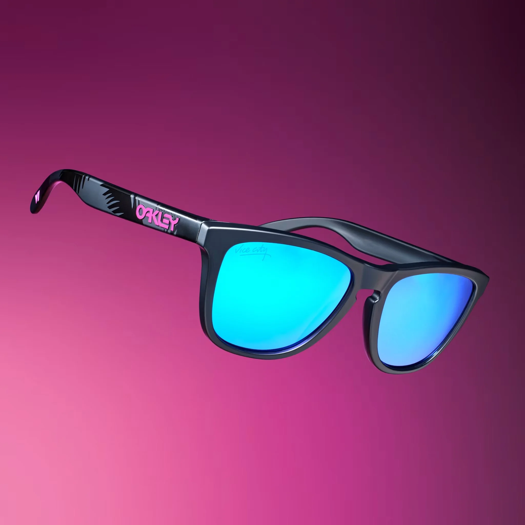Солнцезащитные очки Oakley с голубыми линзами и надписью vice city Стильные солнцезащитные очки Oakley с черной оправой и зеркальными голубыми линзами на градиентном розово-фиолетовом фоне. На дужке надпись Oakley розовым цветом, внутри линзы — надпись vice city. Очки выполнены в ретро-стиле, напоминающем атмосферу 80-х годов. Яркий дизайн и современные материалы делают аксессуар модным выбором для летнего сезона и активного отдыха.