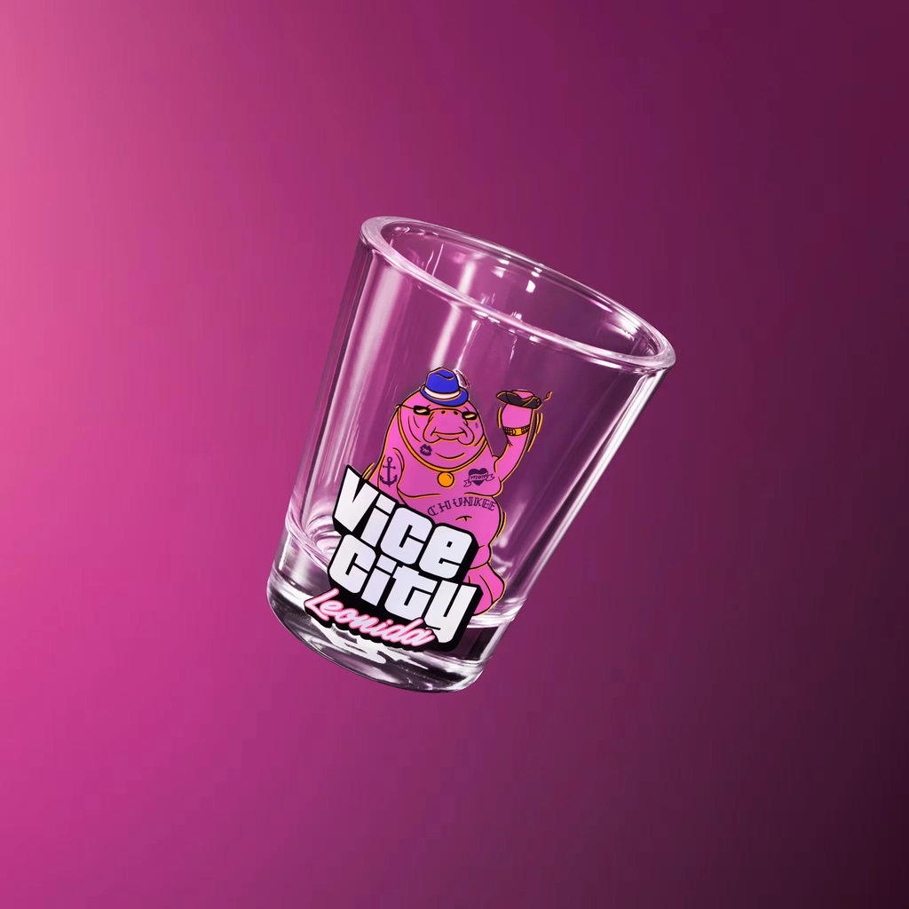 Оригинальный дизайн стопки с надписью Vice City Leonida и розовым героем. Стопка с ярким принтом Vice City Leonida и изображением розового персонажа в шляпе на фиолетовом фоне.