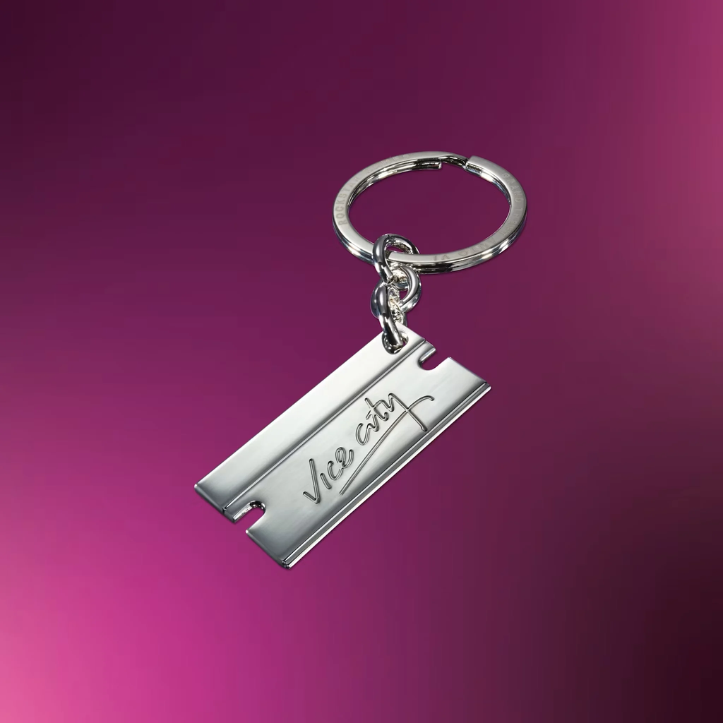 Оригинальный брелок-лезвие с надписью Vice City на стильном фоне. Металлический брелок в форме лезвия с гравировкой Vice City на фоне градиентного пурпурного цвета.
