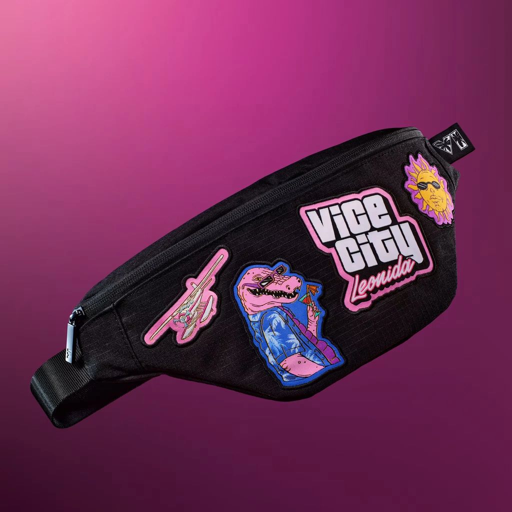 Стильная поясная сумка с нашивками в стиле Vice City и крокодилом в рубашке. Черная поясная сумка с яркими нашивками: надпись Vice City Leonida, крокодил в рубашке с коктейлем, самолет и солнце в очках на розовом фоне.