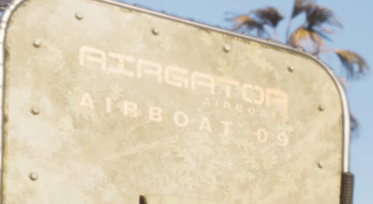 Крупный план металлической панели с надписью AIRGATOR AIRBOATS AIRBOAT 09 на фоне голубого неба и пальм. Ключевая фраза: airboat 09.