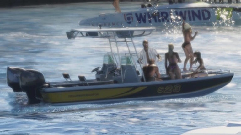 Группа людей отдыхает на катере с надписью S23 на воде, рядом ещё одна лодка с надписью WHIRLWIND. Солнечный день, вода блестит, люди в купальниках наслаждаются временем на природе.